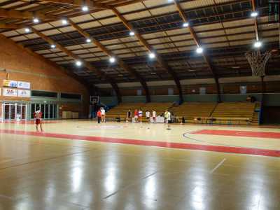 Costeggiamo il campo di gioco, un rettangolo in parquet...